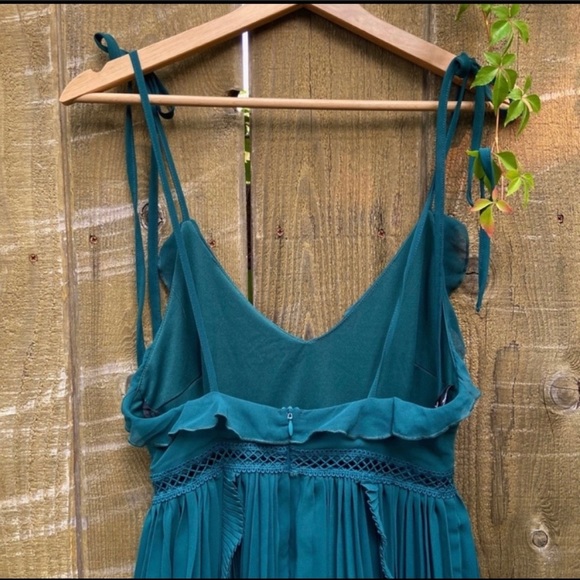 Emerald Green Ruffle Pleated Tie-Strap Dress 🌿 - Picture 8 of 12